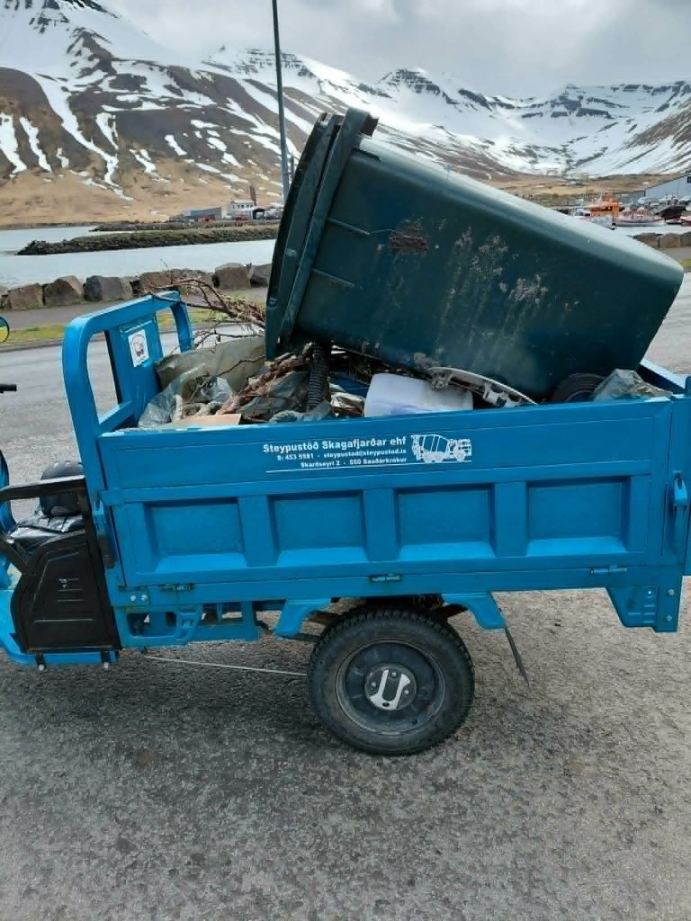 Árni Heiðar sá um að koma ruslinu í förgun